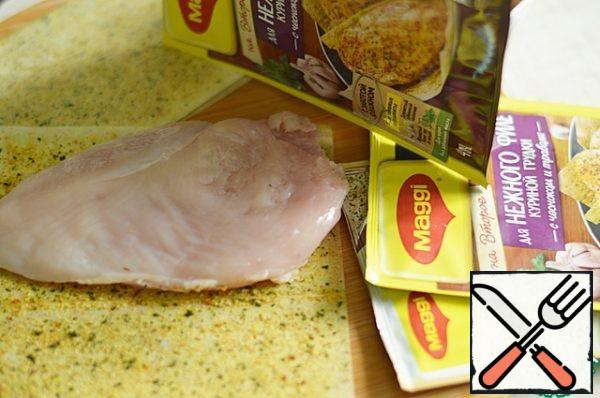 Cut the chicken fillet 1.5-2 cm thick. Expand the seasoning sheet
Put the fillets on one half.