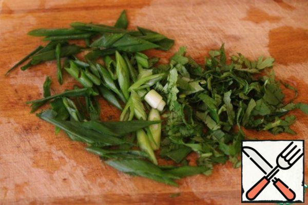 Cut the green onion and coriander (it is better to cut the onion slightly obliquely).