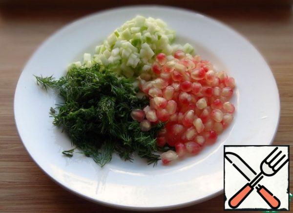 Peel the pomegranate, chop the dill and apple finely. Sprinkle the apple with lemon juice, so that it does not darken.