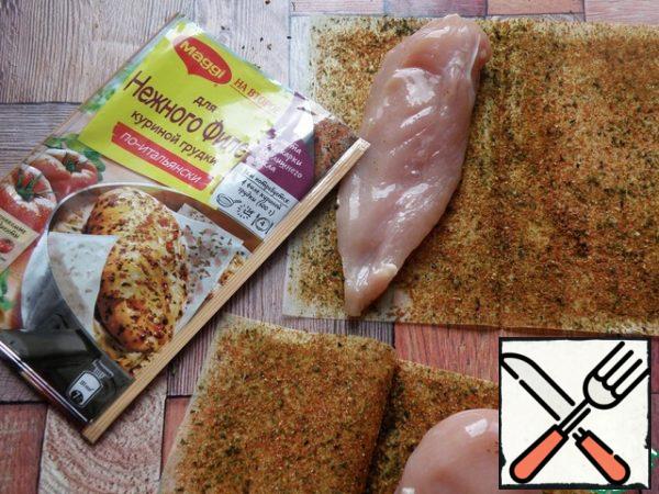 Roll the fillets with a rolling pin to even out the thickness. Place on the sheets for the tender fillet in Italian and press well. Fry the fillets in a dry pan for 3 minutes on each side. Cool down.