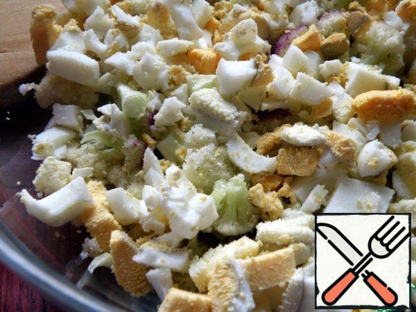 Cut the eggs into cubes and mix with the cabbage.