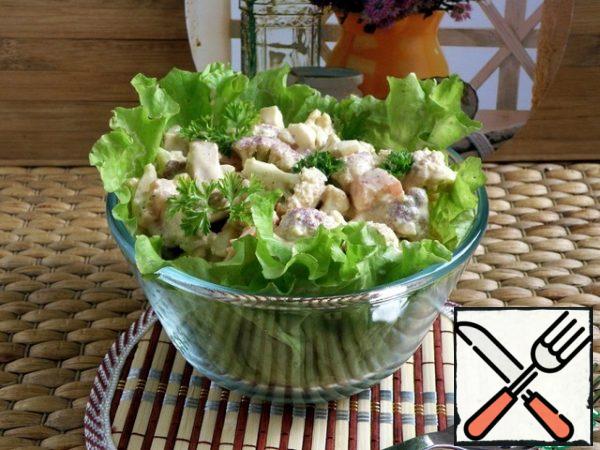 Season the salad with a mixture of mayonnaise and sour cream with soy sauce. Serve immediately, without letting the tomatoes drain.