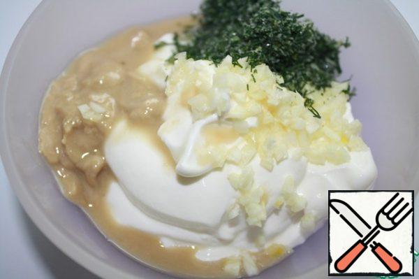 Mix the yogurt with the tahini paste, finely chopped garlic and dill.
If there is no tahini paste, then for the identity of the taste, fry 2 tbsp. l. sesame seeds.
Add lemon juice and a spoonful of butter.