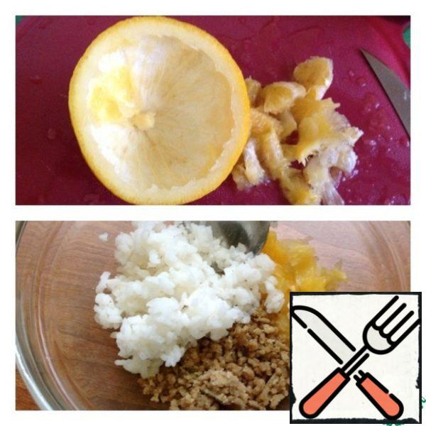 Wash a large orange and cut it in half. With the help of a knife and spoon to remove the pulp of the orange and cut into cubes. In a salad bowl, put the diced orange, roll the nuts through a meat grinder or use a blender. Pre-cook the rice ( see the instructions on the package) and cool.