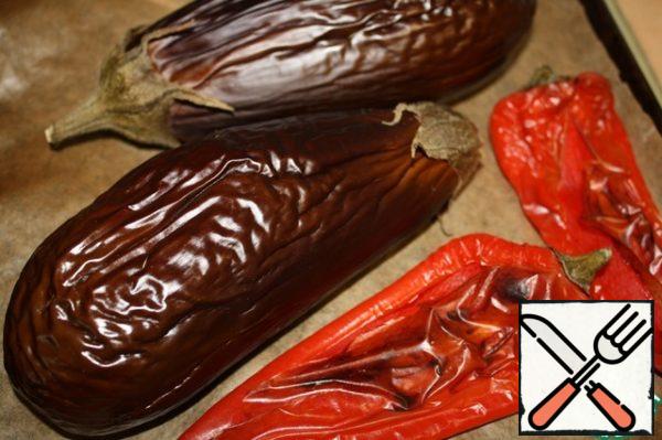 Preheat the oven to 200 degrees.
Pierce the eggplants with a knife in several places and put them together with the pepper on a baking sheet. Bake for 45 minutes.