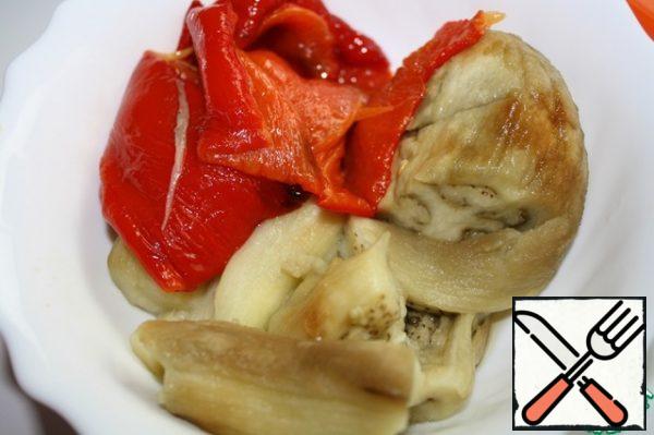 Finely chop the peppers and eggplants or puree with a blender.
Finely chop the garlic.