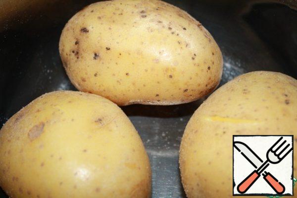 Boil the potatoes in a uniform and peel them.