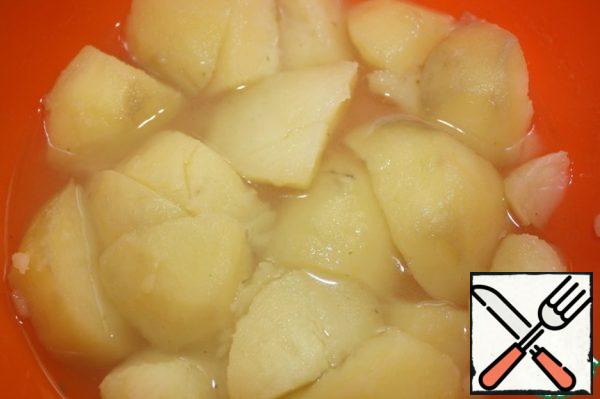 Cut into large pieces and while the potatoes are hot, pour the broth over them.
Let the broth soak for about 15 minutes.