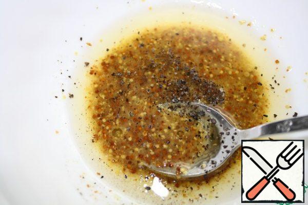 We make a marinade-filling.
Mix the oil, vinegar, and mustard.
Mustard, whatever you like, I have seeds.
Salt, sugar and black pepper to taste.