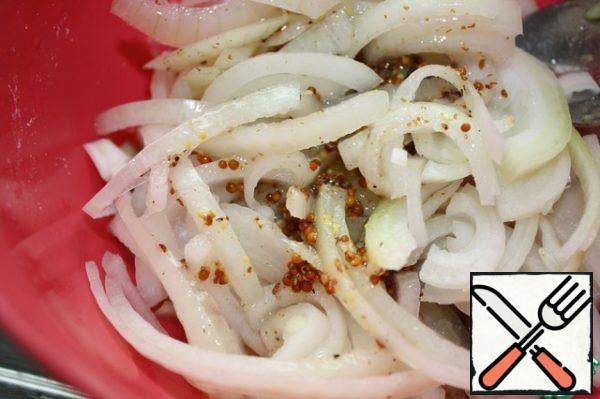 Cut the onion into half rings and pour over the marinade.
