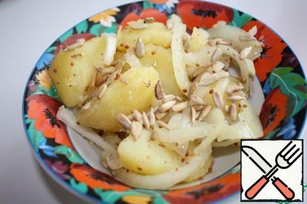 If the broth is not completely absorbed into the potatoes, then drain the rest.
Add the onion and stir.