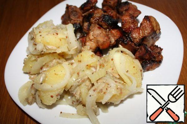 Fry the sunflower seeds either in a frying pan or in the microwave.
Sprinkle the salad with seeds. This salad with grilled meat is very tasty.
