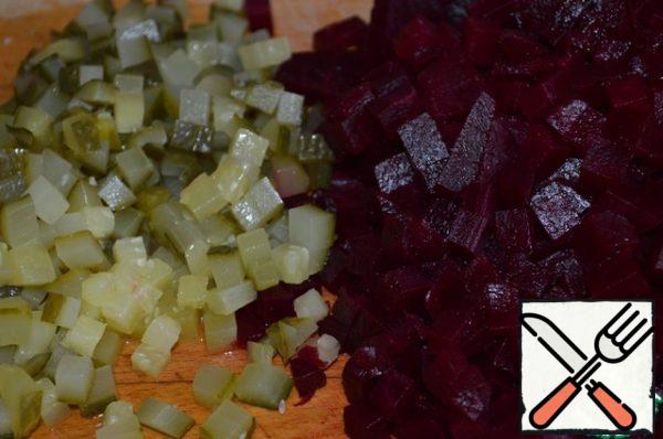 Cut the beets and cucumbers into small cubes.