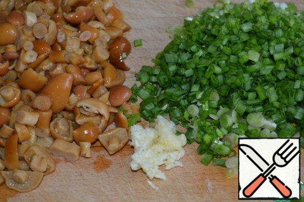 Wash the mushrooms and finely chop them.
Chop the onion.