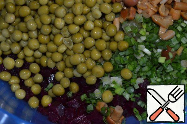 Add the strained green peas and minced garlic.
Season with salt, sugar, vinegar, and oil to taste.
Mix well.