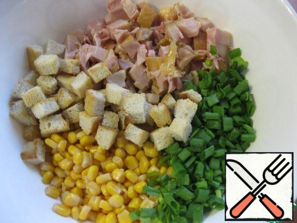 It's very simple!
Cut the chicken fillet into cubes (I took the ham),
drain the liquid from the corn,
chop the onion finely, put
everything in a bowl.
Crackers can be taken ready-made, but I would recommend making them yourself - from a baguette or a white loaf, add some of the crackers to a bowl.