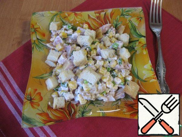 Add mayonnaise, do not need much, add salt to taste (I did not salt at all), mix, put in a salad bowl and sprinkle the remaining crackers on top.