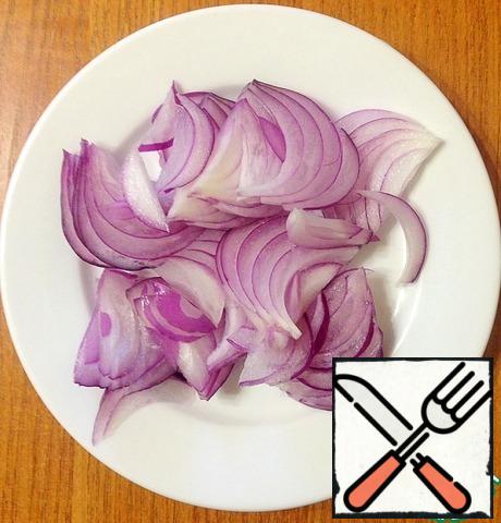 Peel the onion and cut it into thin half-rings.