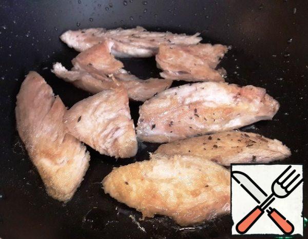Cut the chicken fillet into slices, sprinkle with Provencal herbs. Fry in a frying pan with a small amount of vegetable oil, on both sides.