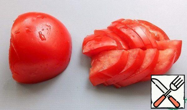Cut the tomato into slices.