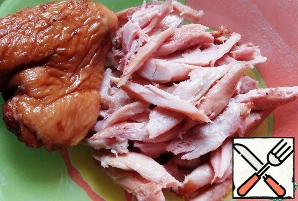Cut the smoked chicken fillet into fibers.