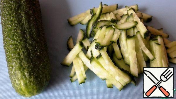 Cut the cucumbers into cubes.