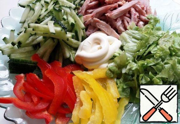 We collect our salad.
Mix lettuce leaves, chicken fillet, cucumbers, bell pepper.
Season with mayonnaise (or sour cream, or yogurt). I really like this salad with mayonnaise.