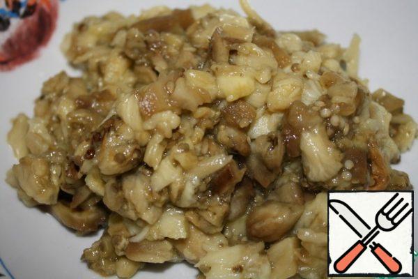 Poke the eggplants with a knife and bake for about 45 minutes in a preheated oven to 200 degrees. in the oven.
Allow to cool, remove the skin and finely chop the flesh.