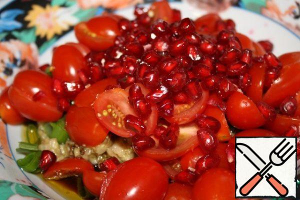 Add the pomegranate seeds and mint leaves.
Mix everything together.