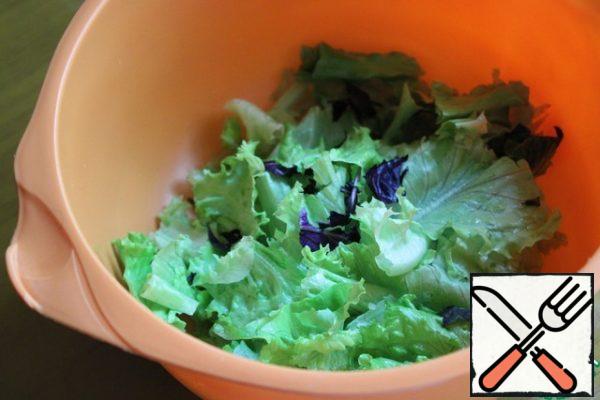 Wash the salad, dry it, and cut it into pieces.