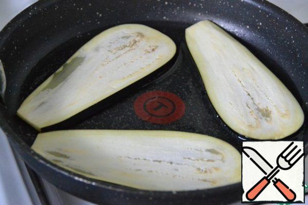 Fry the eggplant in a frying pan in sunflower oil until tender.