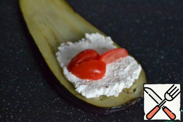 On each plate of eggplant, put a small amount of cottage cheese filling ( I have a teaspoon).
Pieces of tomatoes.