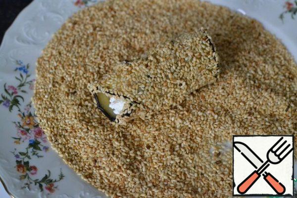 Roll each roll in sesame seeds.
Leave in the refrigerator for at least half an hour.