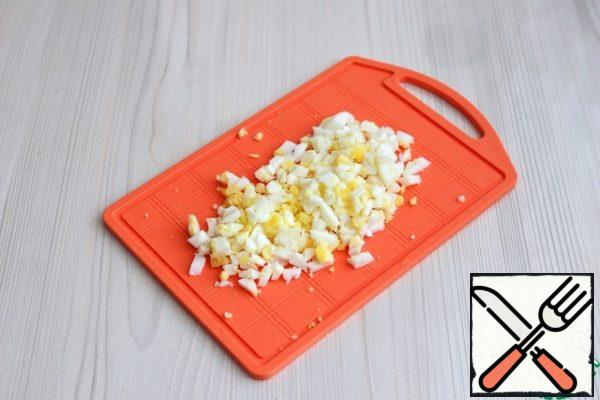 Boil eggs (2 pcs.), cut into small pieces.
