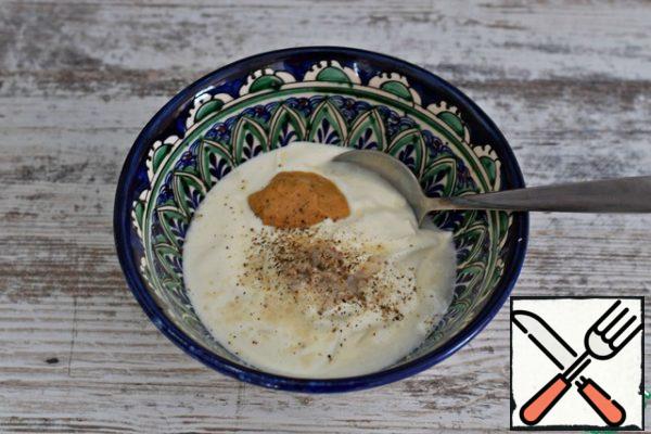 Prepare the dressing.
Mix sour cream (or thick yogurt) with mustard and lemon juice. Add salt to taste, season with pepper.
You can fill the salad with mayonnaise.