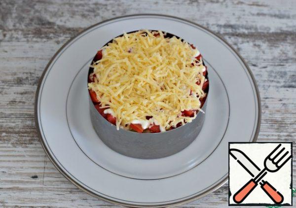 Sprinkle the salad with grated cheese on top.
Everything is ready.