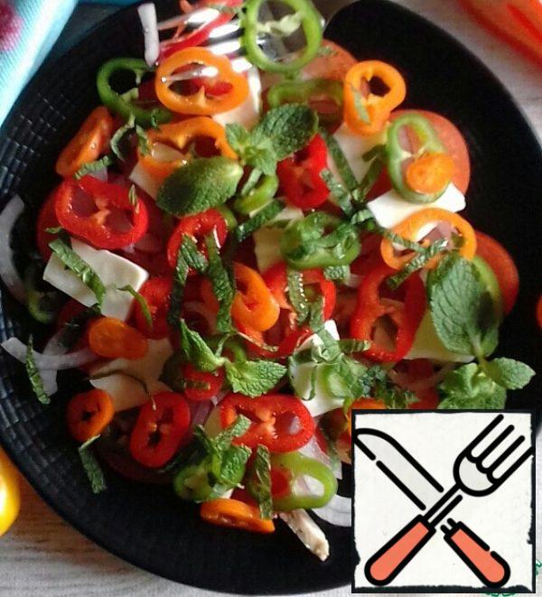 The next layer is pepper rings.
For salad dressing, mix oil, soy sauce, lemon juice. Add this mixture to the salad.
If you don't have enough salt, add to the dressing to taste.
Sprinkle with hot ground pepper.
Sprinkle chopped mint on top.
This gives the salad a very delicate taste.
Garnish with mint sprigs.
Let it brew a little and mix the flavors.