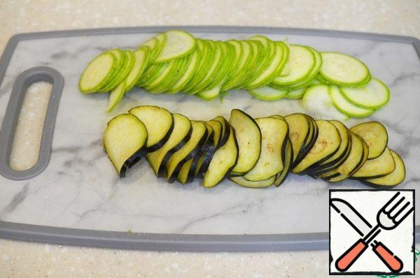 Wash the vegetables and cut them into thin slices.