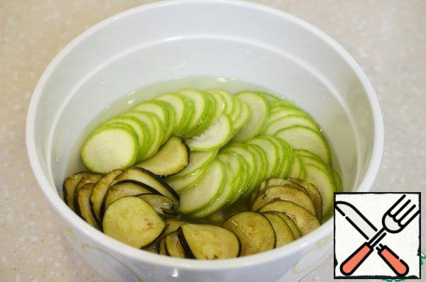 Add 1 tsp of salt to the water. Put the chopped vegetables in it, leave for 15 minutes.