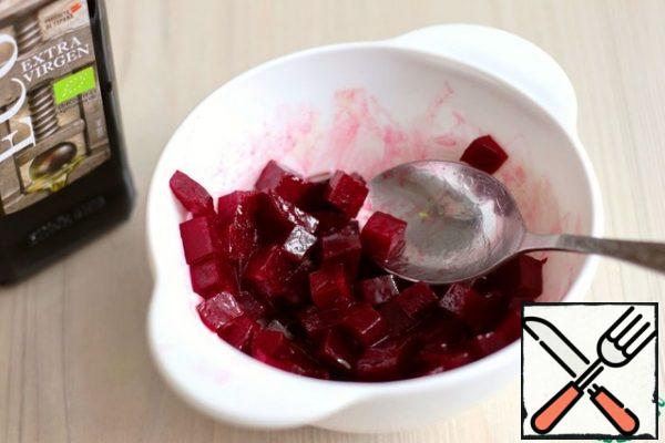 Beetroot (1 pc.) boil, cut into cubes. Add olive oil (1 tablespoon).