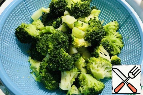 Divide the broccoli into inflorescences, wash, dip in boiling salted water, cook for 5-7 minutes, do not digest.