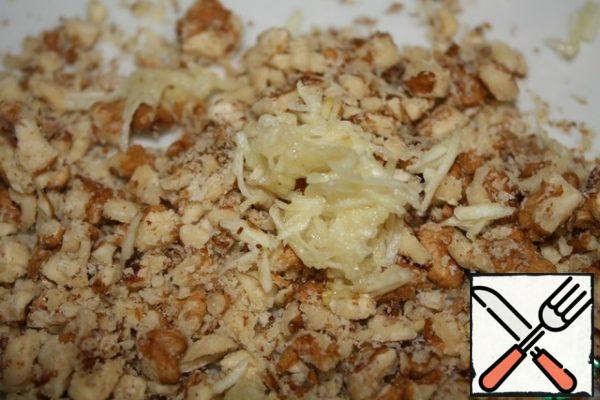 Chop the nuts and crush them, or break them finely. Garlic is also finely chopped or rubbed. If the dish is for breakfast, then you can sprinkle with garlic powder, the taste will not be as bright as with fresh garlic, but there will be no smell))