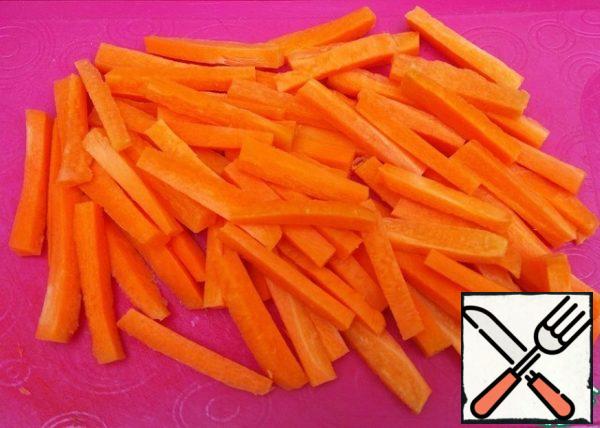 Wash the carrots, peel them, and cut them into 5 mm thick strips. Dry with a paper towel.