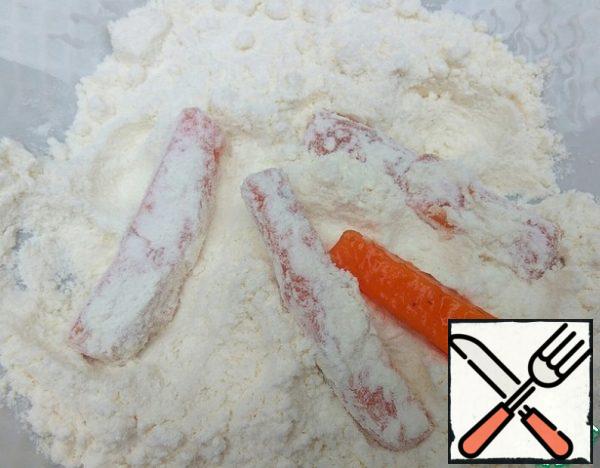 Plan the carrots in flour.