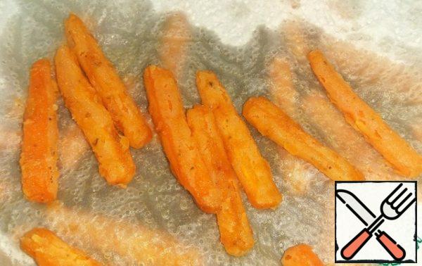 Put the finished carrot on a paper towel.