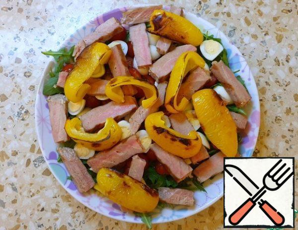 We collect the salad. Place the tuna and pepper on a plate.