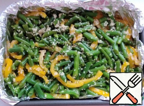 Put in a covered form and cook in the oven, preheated to 200 gr., 15-20 minutes. Then transfer the beans and pepper to a salad bowl, add the cherry tomatoes cut into two halves and the quail eggs, also cut into halves.