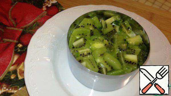 Cut the kiwi into cubes and place on top of the potatoes.