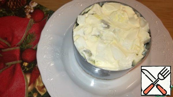 Cut the eggs into cubes and lay out the last layer. Brush with mayonnaise.