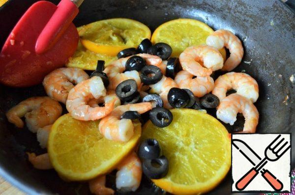 Put the rings of olives, a couple of minutes and the salad is ready.